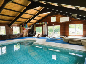 Hop Loft-Barn Conversion, with access to Pool & Hot Tub-at Fox Valley Cottages